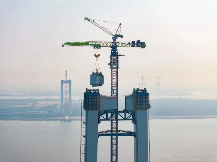 W12000-450 TOWER CRANE ASSIST IN THE CONSTRUCTION OF ZHANGJINGGAO YANGTZE RIVER BRIDGE