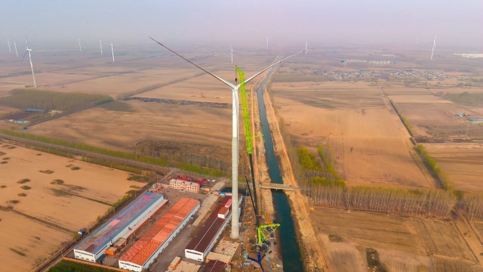 THE WORLD’S LARGEST TONNAGE ALL TERRAIN CRANE ZAT40000H7 IS CRURRENTLY BEING LIFTED